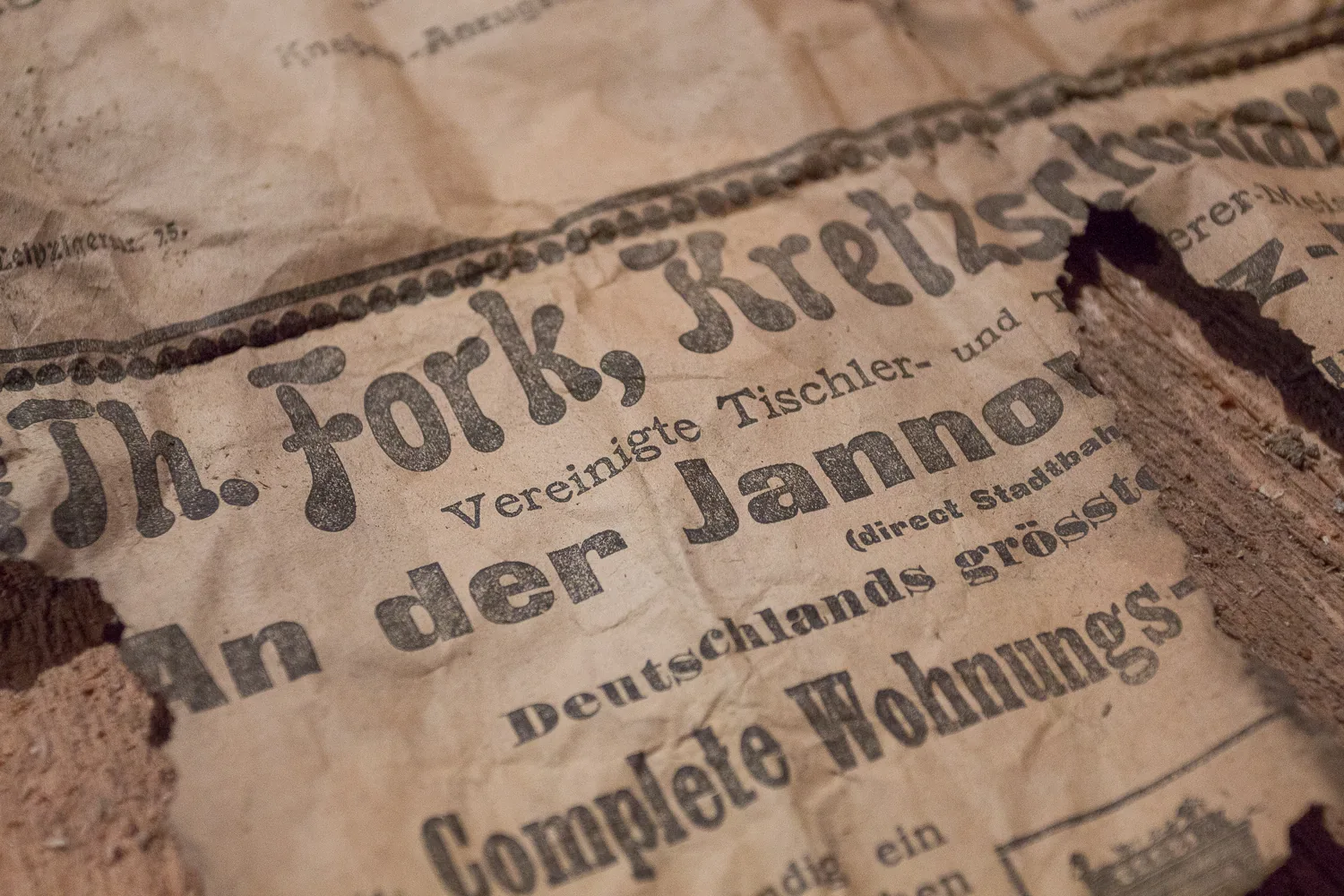 Baustelle, historischer Zeitungsfund in der Wand