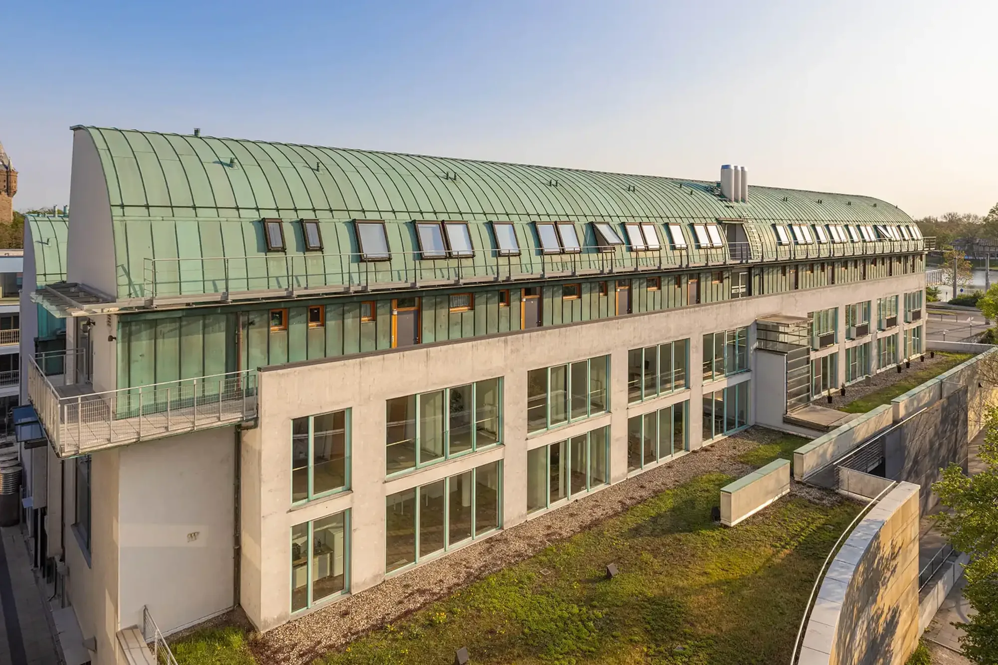 Gotthardstraße 39 in Merseburg, Gebäude der HOM Gruppe mit begrüntem Tonnendach aus Kupfer
