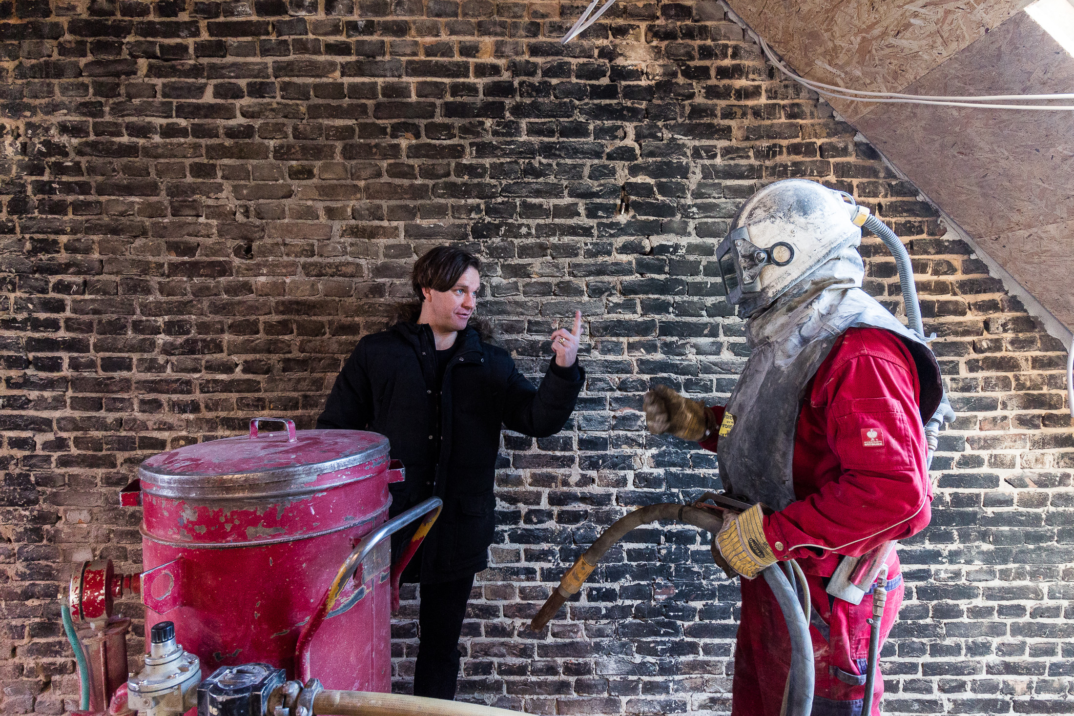 Matthias von Ohr auf der Baustelle, Sandstrahlen der Ziegelwand